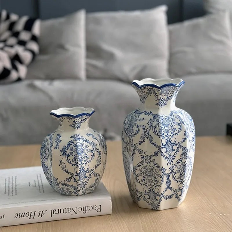 Vase en Porcelaine Peint Main, Bleu & Blanc Intemporel