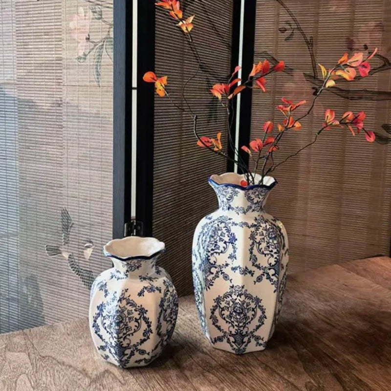 Vase en Porcelaine Peint Main, Bleu & Blanc Intemporel
