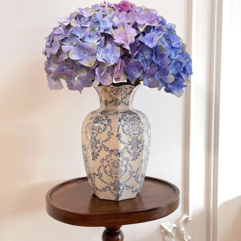 Vase en Porcelaine Peint Main, Bleu & Blanc Intemporel