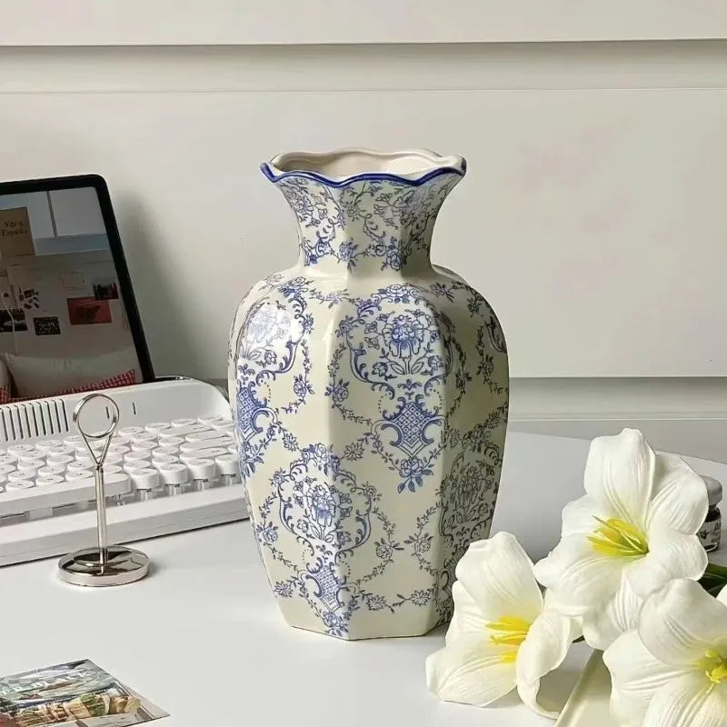 Vase en Porcelaine Peint Main, Bleu & Blanc Intemporel
