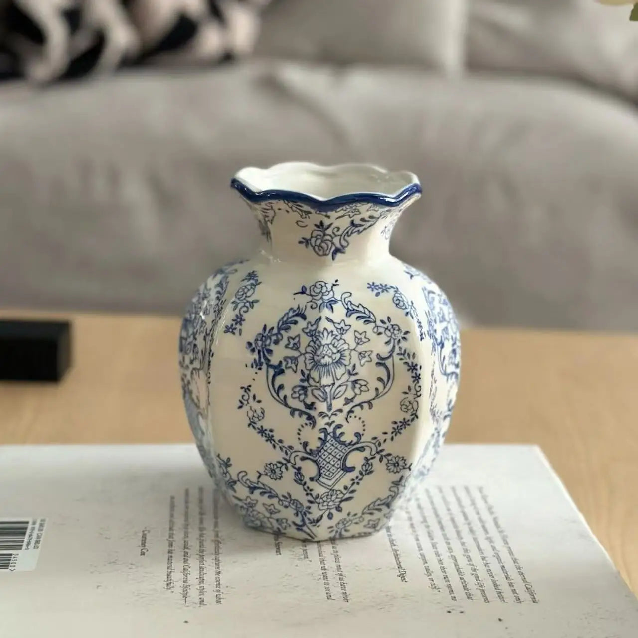 Vase en Porcelaine Peint Main, Bleu & Blanc Intemporel